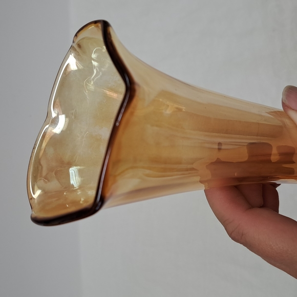 - MCM 8.5”   handmade marigold carnival glass flutted edge SWUNG VASE - Picture 4 of 5